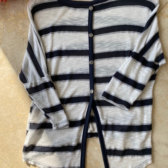 3/ $12 💖 Finn + Clove Striped 3/4 sleeve knit T M - Picture 4 of 6
